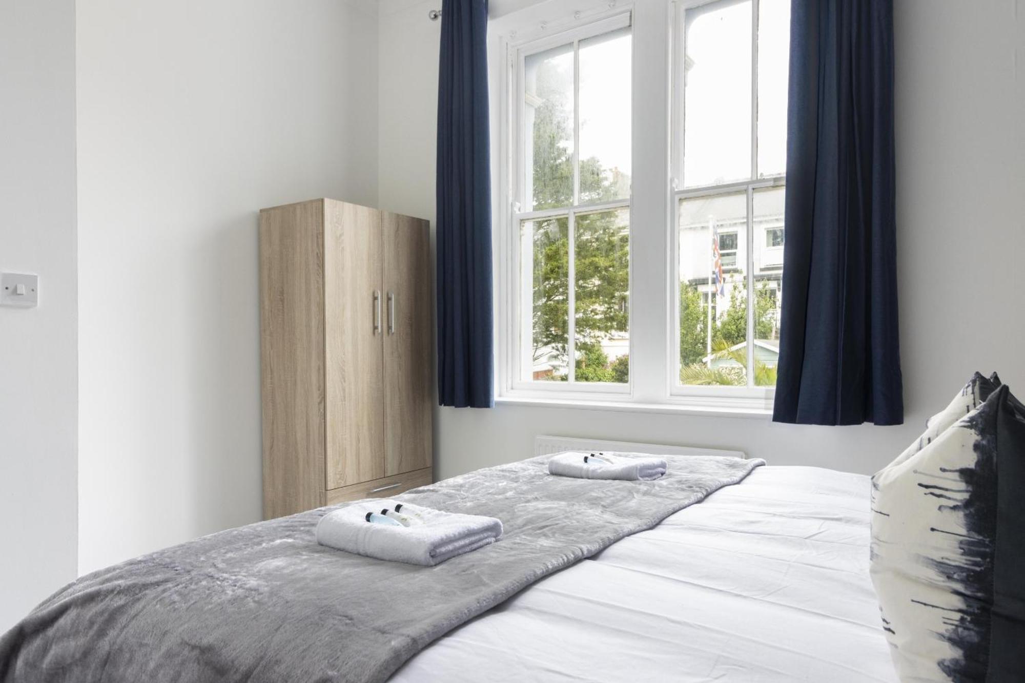 Alexandra - Large 3 Bed Perfect For Contractors, Free Parking, Fast Wifi And Great Value! Appartement Plymouth Buitenkant foto
