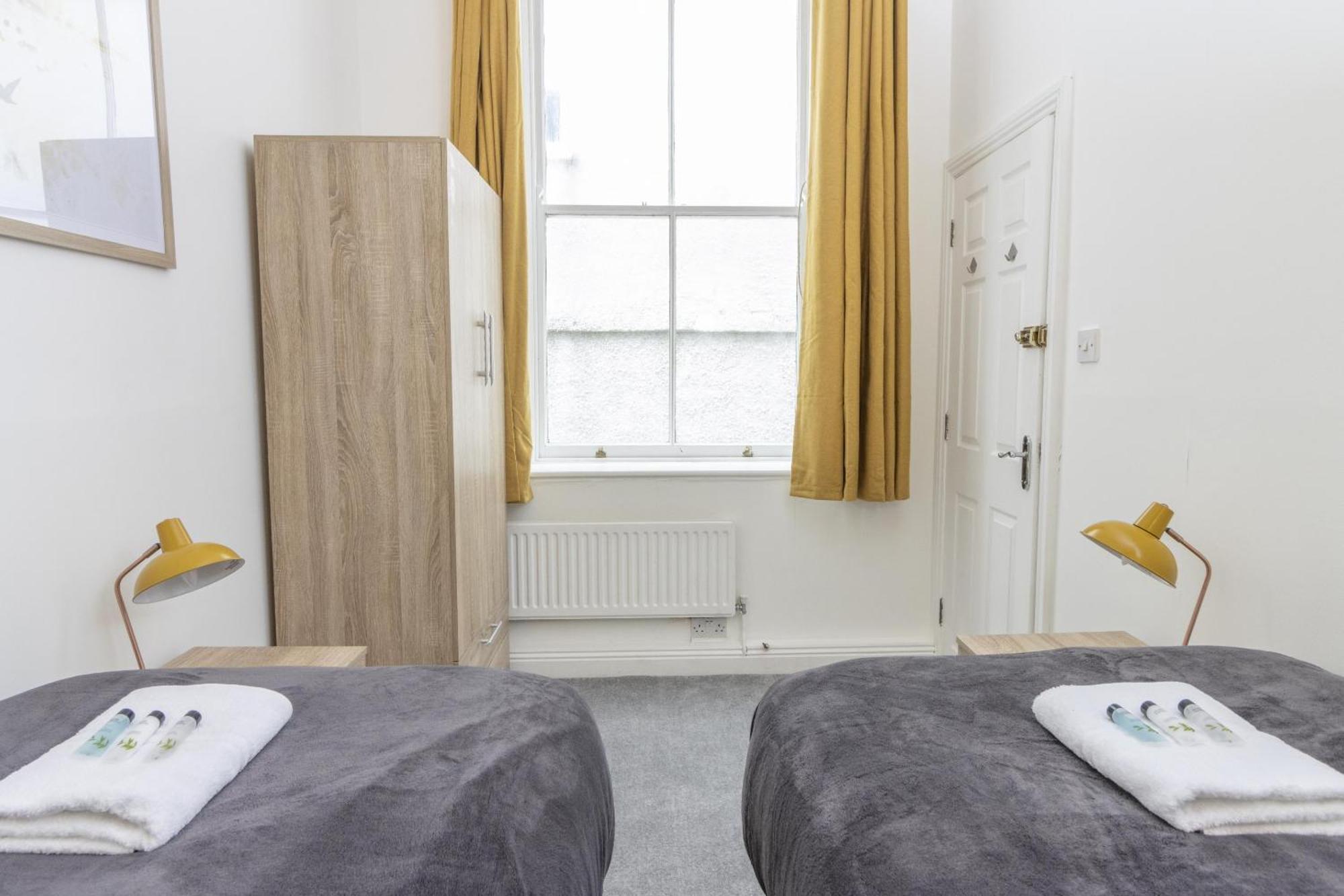 Alexandra - Large 3 Bed Perfect For Contractors, Free Parking, Fast Wifi And Great Value! Appartement Plymouth Buitenkant foto